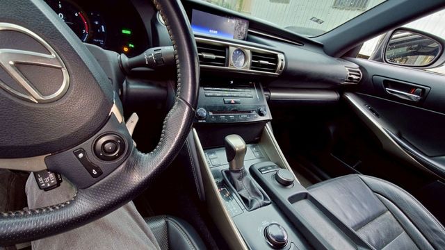 實車實價!LED尾燈  空力套件  方向盤快控鍵   換檔撥片   方向盤電動調整   恆溫空調   分區溫控  第8張相片