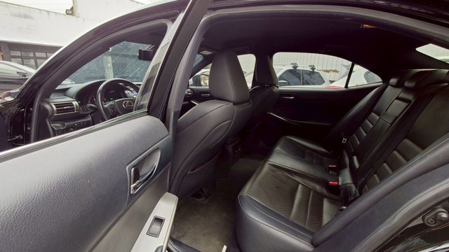 實車實價!LED尾燈  空力套件  方向盤快控鍵   換檔撥片   方向盤電動調整   恆溫空調   分區溫控  第9張相片