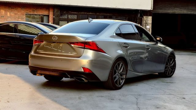 IS300 F Navi 天窗 車道偏離警示系統   車道變換輔助系統   ACC主動跟車系統   AEB自動緊急煞車系  第2張相片