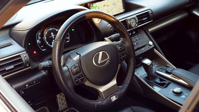 IS300 F Navi 天窗 車道偏離警示系統   車道變換輔助系統   ACC主動跟車系統   AEB自動緊急煞車系  第4張相片