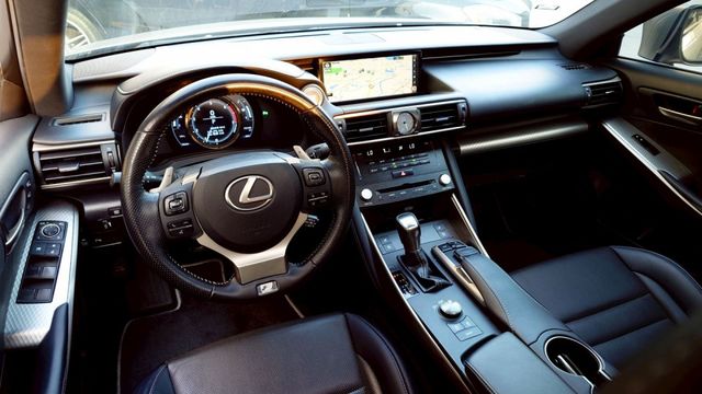 IS300 F Navi 天窗 車道偏離警示系統   車道變換輔助系統   ACC主動跟車系統   AEB自動緊急煞車系  第6張相片