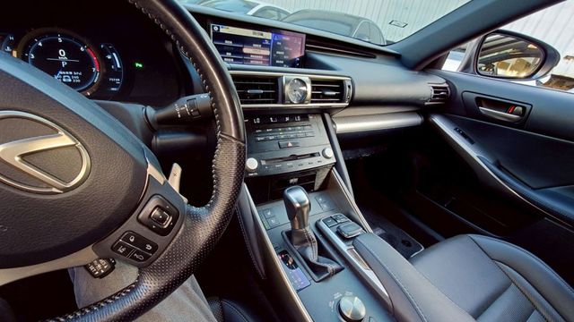 IS300 F Navi 天窗 車道偏離警示系統   車道變換輔助系統   ACC主動跟車系統   AEB自動緊急煞車系  第7張相片