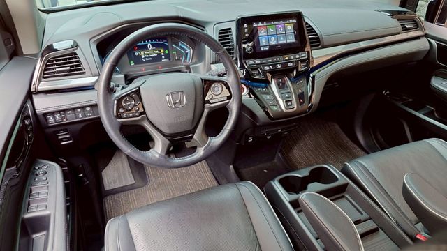 ACC 智慧跟車  道置中輔助  盲點偵測  倒車顯影  通風/加熱椅 IKEY  天窗 黑內裝 電尾門 雙電滑  第4張相片