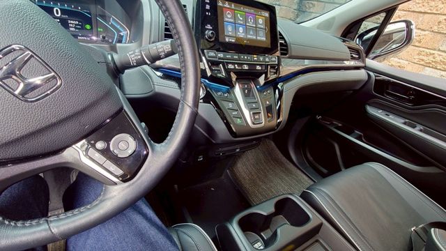 ACC 智慧跟車  道置中輔助  盲點偵測  倒車顯影  通風/加熱椅 IKEY  天窗 黑內裝 電尾門 雙電滑  第7張相片