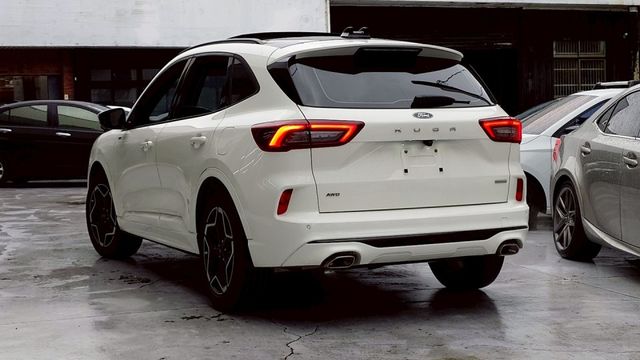 ACC B&O 電動尾門 全景式電動天窗 13.2 吋螢幕 雙區恆溫 HUD  第2張相片