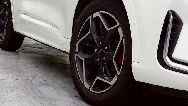 ACC B&O 電動尾門 全景式電動天窗 13.2 吋螢幕 雙區恆溫 HUD  第3張相片