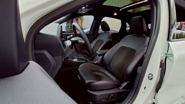 ACC B&O 電動尾門 全景式電動天窗 13.2 吋螢幕 雙區恆溫 HUD  第5張相片