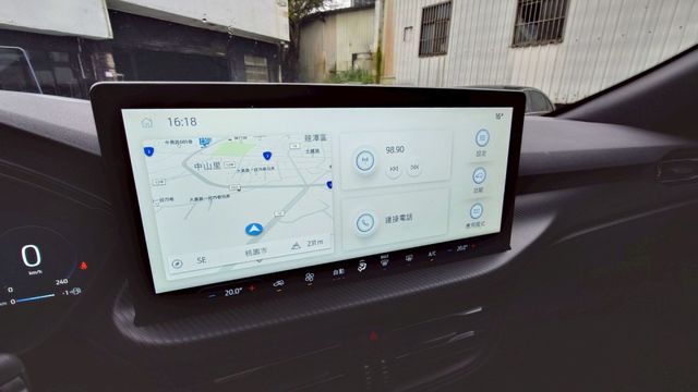 ACC B&O 電動尾門 全景式電動天窗 13.2 吋螢幕 雙區恆溫 HUD  第6張相片