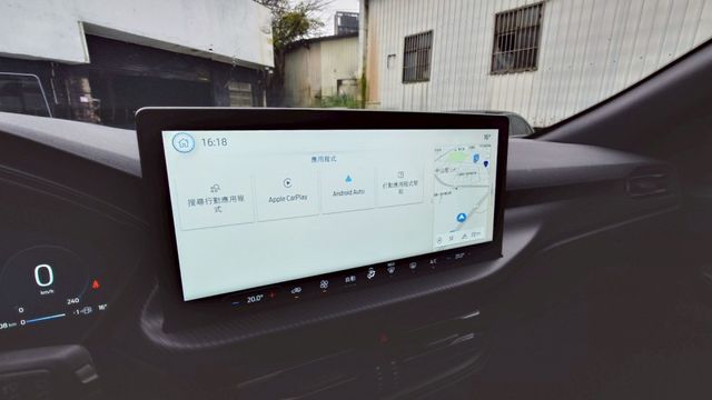 ACC B&O 電動尾門 全景式電動天窗 13.2 吋螢幕 雙區恆溫 HUD  第7張相片