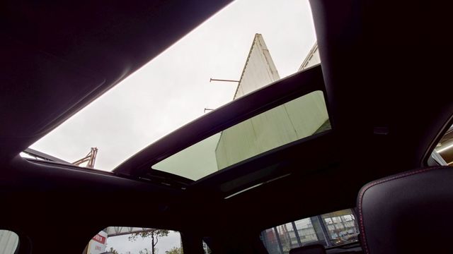 ACC B&O 電動尾門 全景式電動天窗 13.2 吋螢幕 雙區恆溫 HUD  第8張相片