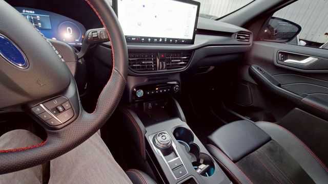 ACC B&O 電動尾門 全景式電動天窗 13.2 吋螢幕 雙區恆溫 HUD  第9張相片