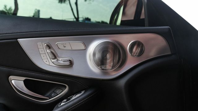 僅跑八萬KM 改夜色套件 腳踢電尾門 氣氛燈 IKEY 19吋鋁圈 全景天窗  第7張相片