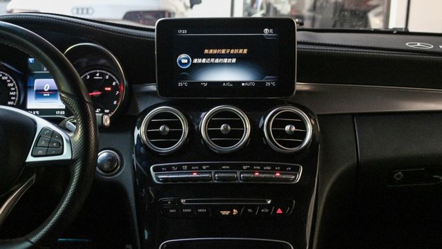 僅跑八萬KM 改夜色套件 腳踢電尾門 氣氛燈 IKEY 19吋鋁圈 全景天窗  第10張相片