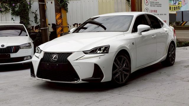 小改款三眼LED  ACC  F空力套件  18吋鋁圈  F儀錶板  雙前電動電熱通風椅  多功能方向盤  IKEY全  第1張相片