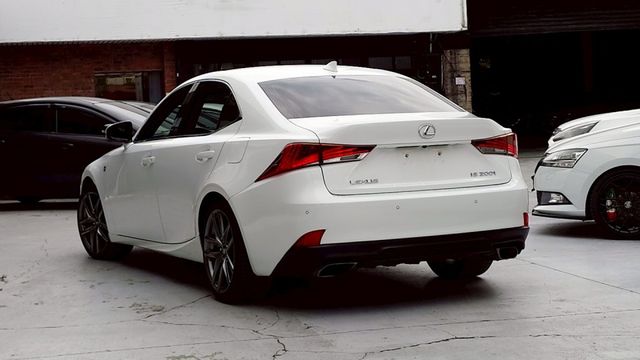 小改款三眼LED  ACC  F空力套件  18吋鋁圈  F儀錶板  雙前電動電熱通風椅  多功能方向盤  IKEY全  第2張相片