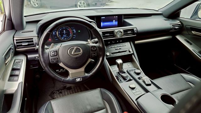 小改款三眼LED  ACC  F空力套件  18吋鋁圈  F儀錶板  雙前電動電熱通風椅  多功能方向盤  IKEY全  第4張相片