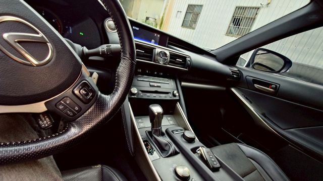 小改款三眼LED  ACC  F空力套件  18吋鋁圈  F儀錶板  雙前電動電熱通風椅  多功能方向盤  IKEY全  第7張相片