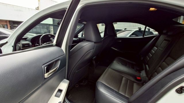 小改款三眼LED  ACC  F空力套件  18吋鋁圈  F儀錶板  雙前電動電熱通風椅  多功能方向盤  IKEY全  第8張相片