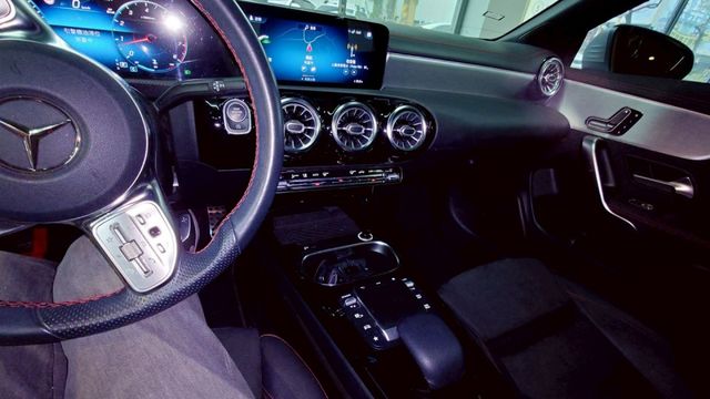 CLA250 IKEY全  19吋鋁圈  腳踢電尾門  全景天窗  雙舒適座椅  盲點偵測  360環景  AA+CP  第7張相片