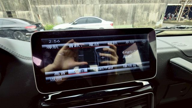 G63 實車實價!ACC  盲點偵測 20吋鋁圈 天窗 電熱通風椅 黑白內裝  第8張相片