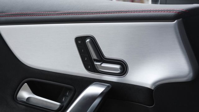 CLA250 IKEY全  19吋鋁圈  腳踢電尾門  全景天窗  雙舒適座椅  盲點偵測  360環景  AA+CP  第7張相片