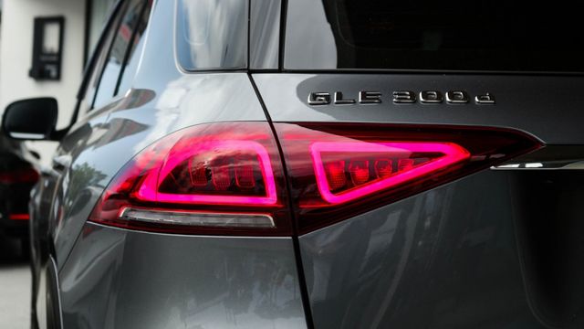 GLE300D 實車實價!KEYGO 氣氛燈 雙舒適電動椅 23P跟車 電尾門 盲點偵測  第7張相片