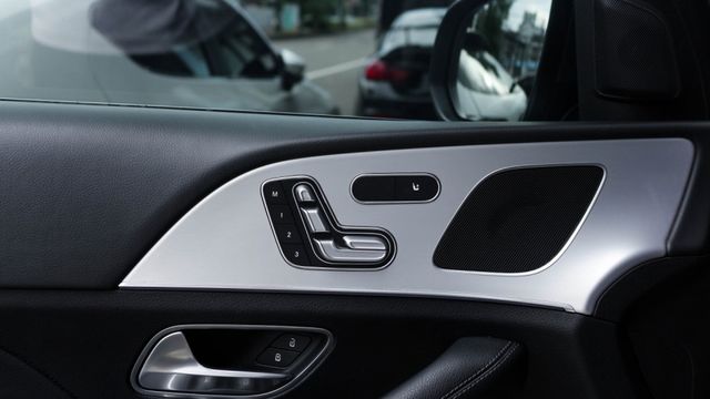 GLE300D 實車實價!KEYGO 氣氛燈 雙舒適電動椅 23P跟車 電尾門 盲點偵測  第8張相片
