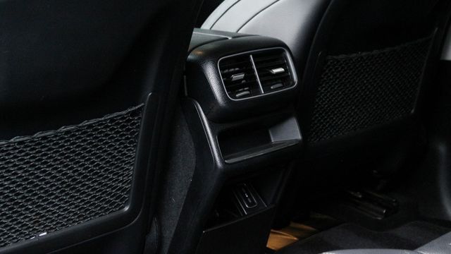 GLE300D 實車實價!KEYGO 氣氛燈 雙舒適電動椅 23P跟車 電尾門 盲點偵測  第11張相片