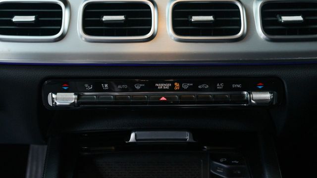 GLE300D 實車實價!KEYGO 氣氛燈 雙舒適電動椅 23P跟車 電尾門 盲點偵測  第13張相片