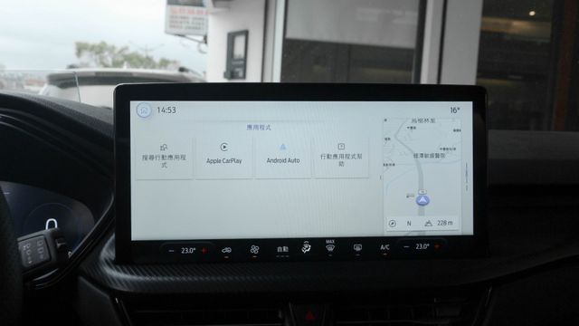 ACC B&O 電動尾門 全景式電動天窗 13.2 吋螢幕 雙區恆溫 HUD  第12張相片