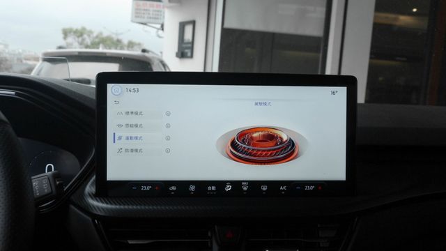ACC B&O 電動尾門 全景式電動天窗 13.2 吋螢幕 雙區恆溫 HUD  第13張相片