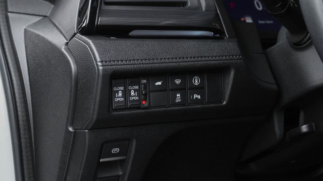 ACC 智慧跟車  道置中輔助  盲點偵測  倒車顯影  通風/加熱椅 IKEY  天窗 黑內裝 電尾門 雙電滑  第6張相片