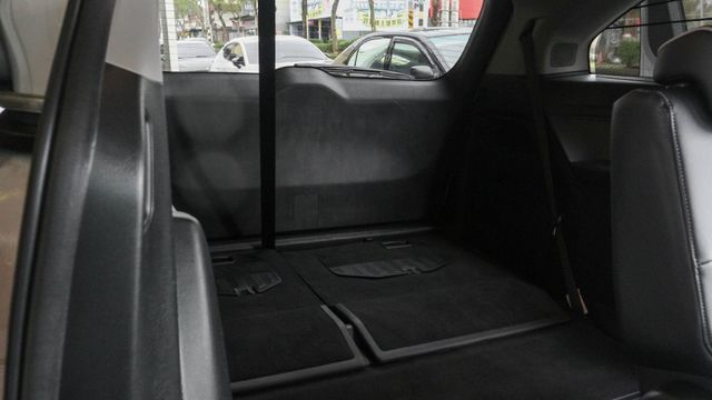 ACC 智慧跟車  道置中輔助  盲點偵測  倒車顯影  通風/加熱椅 IKEY  天窗 黑內裝 電尾門 雙電滑  第15張相片