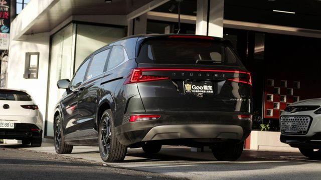 實車實價!雙電滑門 ACC LED貫穿尾燈 全景雙天窗 換檔快撥 電尾門  第2張相片