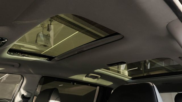 實車實價!雙電滑門 ACC LED貫穿尾燈 全景雙天窗 換檔快撥 電尾門  第15張相片