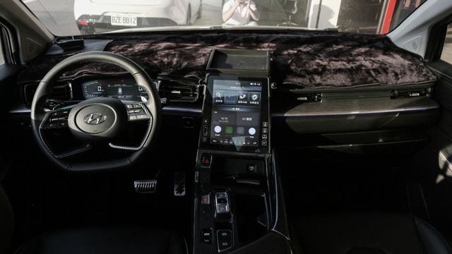 實車實價!雙電滑門 ACC LED貫穿尾燈 全景雙天窗 換檔快撥 電尾門  第16張相片