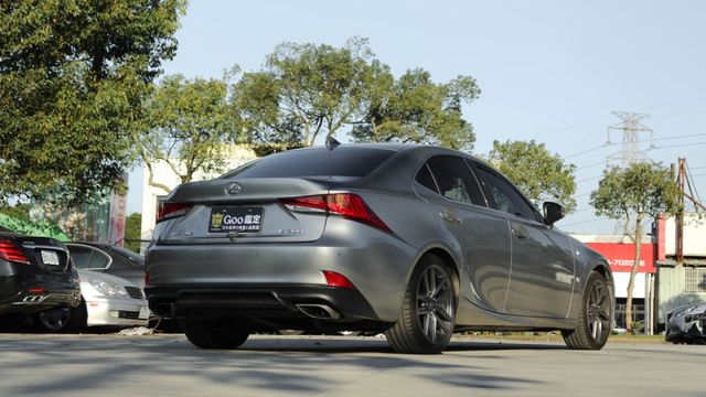 IS300 F Navi 天窗 車道偏離警示系統   車道變換輔助系統   ACC主動跟車系統   AEB自動緊急煞車系  第2張相片