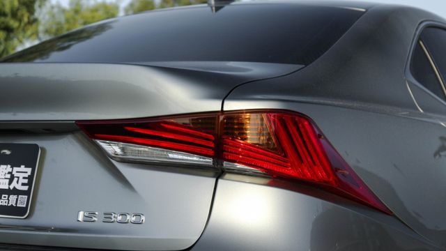IS300 F Navi 天窗 車道偏離警示系統   車道變換輔助系統   ACC主動跟車系統   AEB自動緊急煞車系  第3張相片