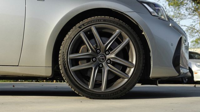 IS300 F Navi 天窗 車道偏離警示系統   車道變換輔助系統   ACC主動跟車系統   AEB自動緊急煞車系  第4張相片