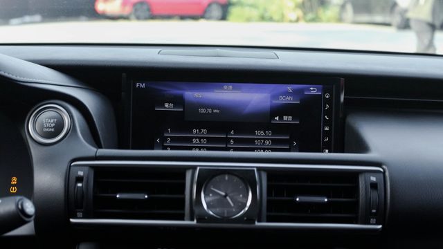 IS300 F Navi 天窗 車道偏離警示系統   車道變換輔助系統   ACC主動跟車系統   AEB自動緊急煞車系  第10張相片