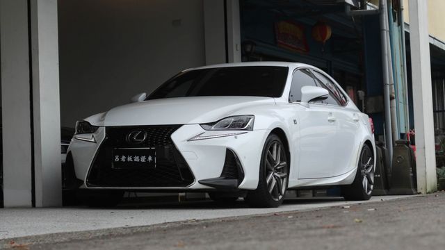 小改款三眼LED  ACC  F空力套件  18吋鋁圈  F儀錶板  雙前電動電熱通風椅  多功能方向盤  IKEY全  第1張相片
