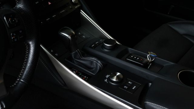 小改款三眼LED  ACC  F空力套件  18吋鋁圈  F儀錶板  雙前電動電熱通風椅  多功能方向盤  IKEY全  第11張相片