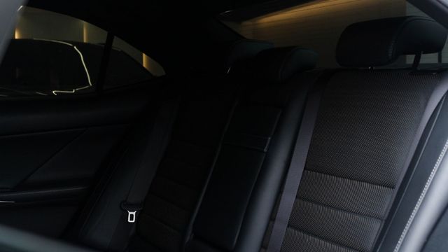 小改款三眼LED  ACC  F空力套件  18吋鋁圈  F儀錶板  雙前電動電熱通風椅  多功能方向盤  IKEY全  第13張相片