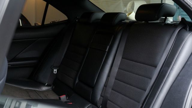 實車實價!LED尾燈  空力套件  方向盤快控鍵   換檔撥片   方向盤電動調整   恆溫空調   分區溫控  第12張相片