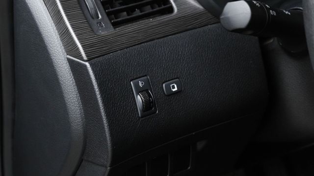 實車實價!原廠IKEY 定速 恆溫 17吋鋁圈 影音螢幕 HUD 前距雷達 AUTO大燈 LED日行燈 空力套件  第6張相片