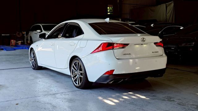 實車實價!IS200T F-SPORT  第2張相片