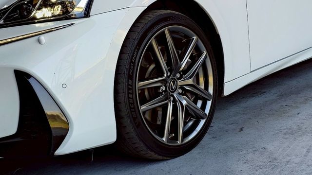 實車實價!IS200T F-SPORT  第3張相片