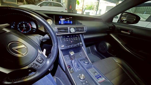 實車實價!IS200T F-SPORT  第7張相片