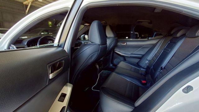 實車實價!IS200T F-SPORT  第8張相片