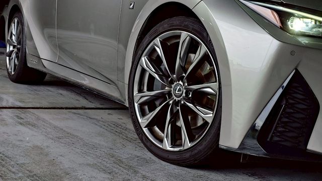 IS300 !F-SPORT，滿配通風椅、跑車儀表，高CP值後驅轎跑  第3張相片